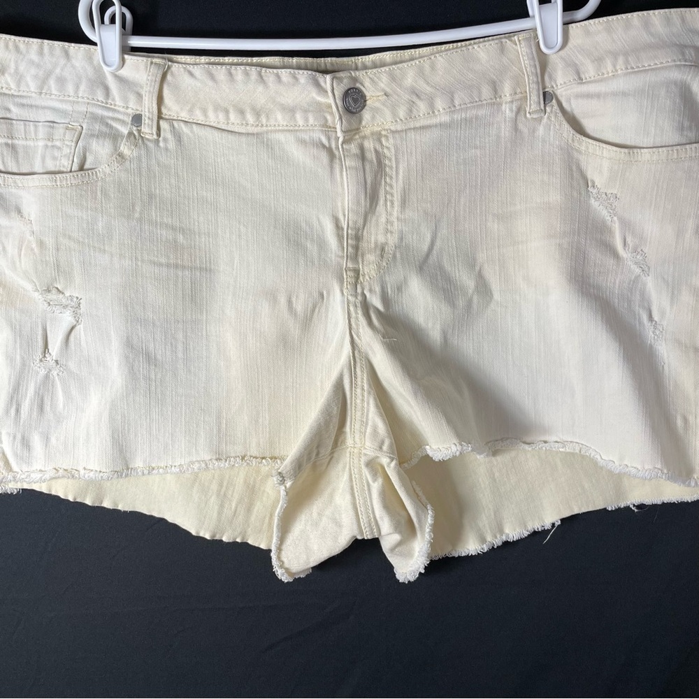 Torrid Cream Distressed Cut Off Raw Hem
Shorts Size 26
